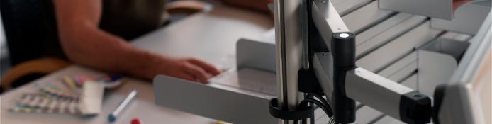 Universal Monitorhalterung für Slatwall / Organisationswand / Trennwand