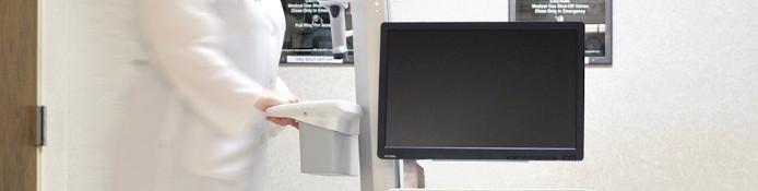 Monitor Standfuß / Monitorständer mit Rollen / Mobiler Arbeitsplatz